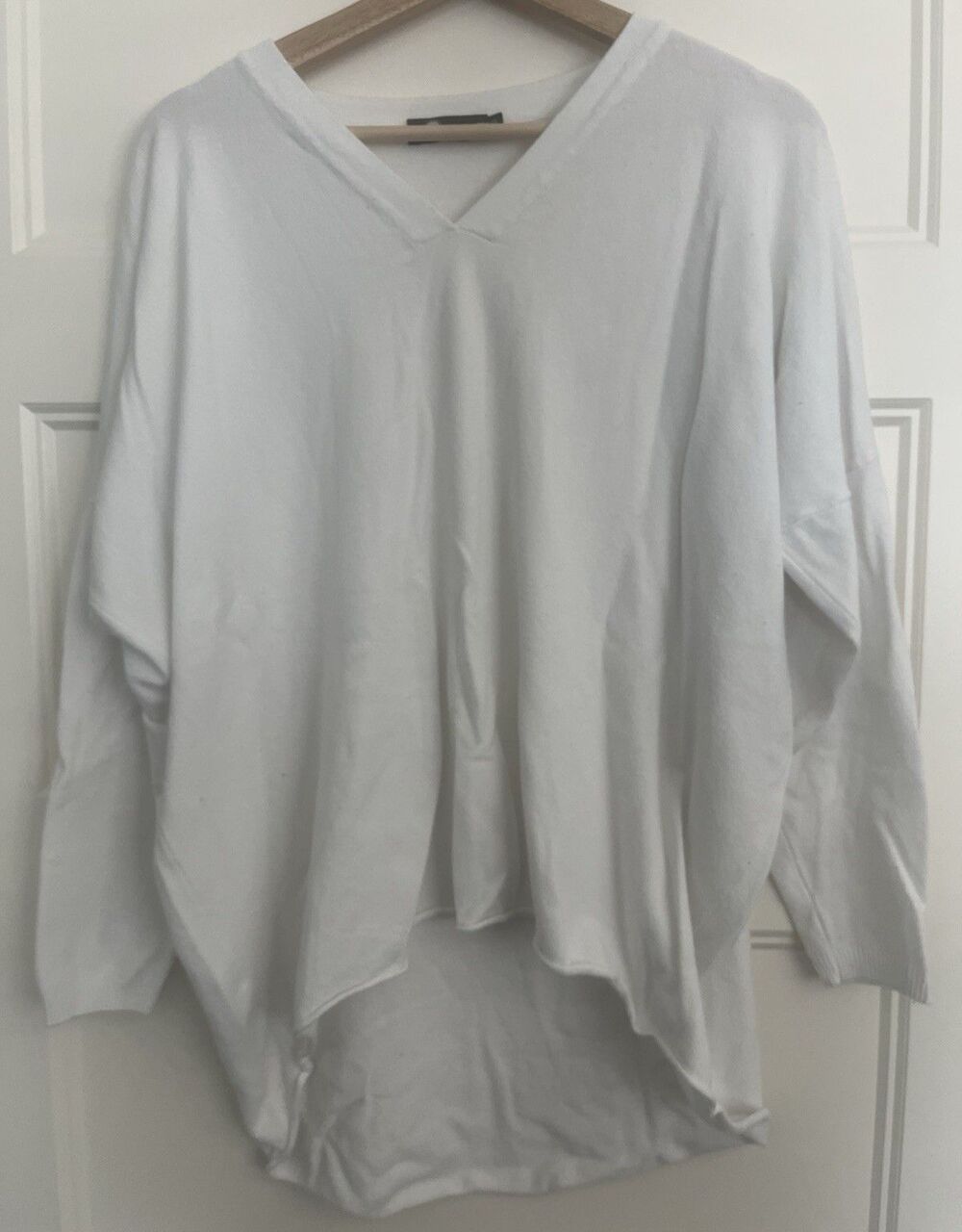 M Made in Italy XS White Solid V-Neck Long Sleeve Pullover High-Low Top